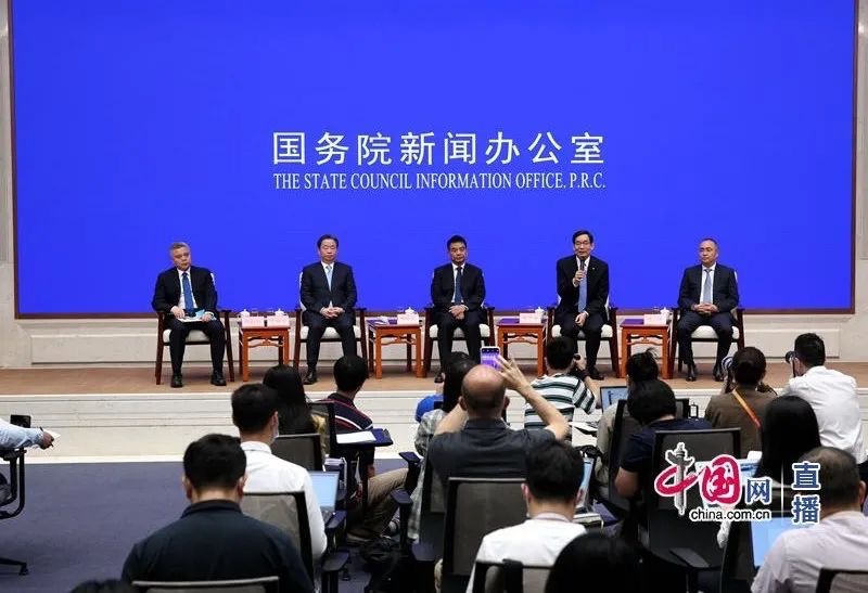 中外记者晤面会上，，，，，周育先谈怎样弘扬企业家精神